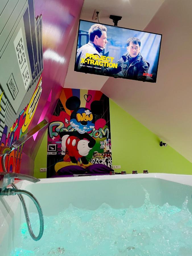 Capsule Forever Young - Jacuzzi - Sauna - Billard - Arcade De Jeux - Netflix & Home Cinema - Ping Pong Hastiere-par-dela Екстер'єр фото